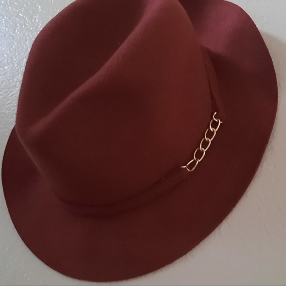 World Market Burgundy Wool Hat Gold Chain Detailing - Picture 6 of 12